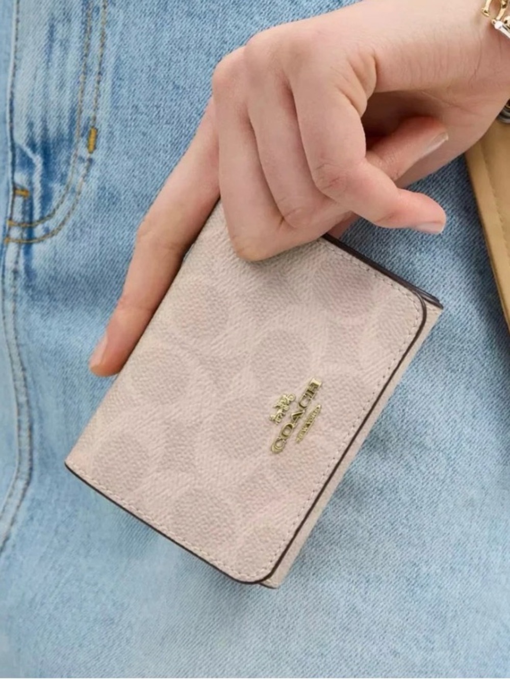 🤍New Coach Sand/Tan Signature Canvas & Leather Card Holder Wallet (Exclusive) - Picture 9 of 9